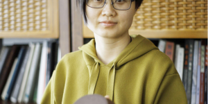 访宜兴市丁蜀镇陶木居紫砂艺术馆负责人徐曲