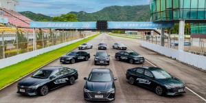 从国际赛车场安稳驶抵环海公路，艾瑞泽8高能版这波表现够硬核