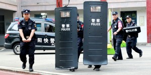 湖南衡阳石鼓公安开展校园反恐防暴演练