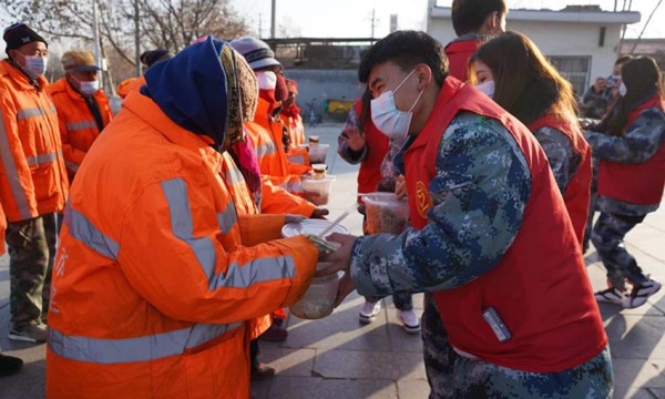 保定理工学院青年志愿者冬至送饺子情暖环卫工