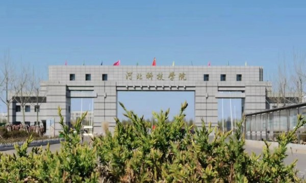 河北科技学院曹妃甸校区：花儿迟开把春报，碧桃依旧笑春风