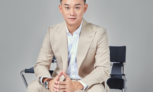香港教育建筑工作室、三尺建筑设计有限公司创办人、香港注册建筑师萧博思
